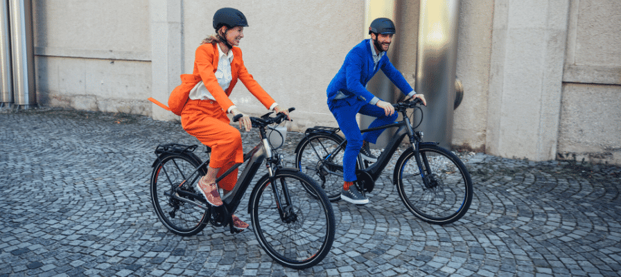 Eine Frau und ein Mann fahren auf zwei Focus e-Bike Modellen durch die Stadt
