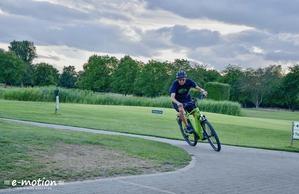 Belchenradler Christof fährt mit dem Velo de Ville um eine Kurve in einer Grünanlage