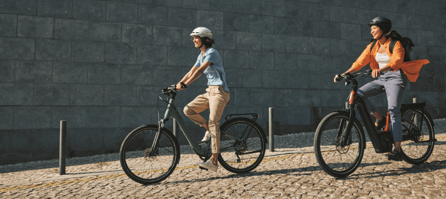 Zwei Frauen fahren auf zwei Cannondale e-Bikes